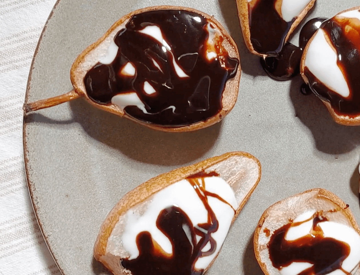 Uma sobremesa leve e deliciosa: Pera Recheada com Mombora Mocha