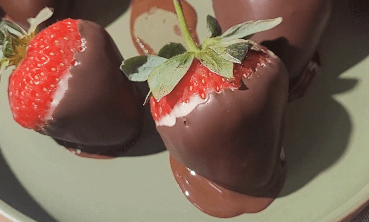 <strong>Bombons de Morango com Mombora e chocolate</strong>